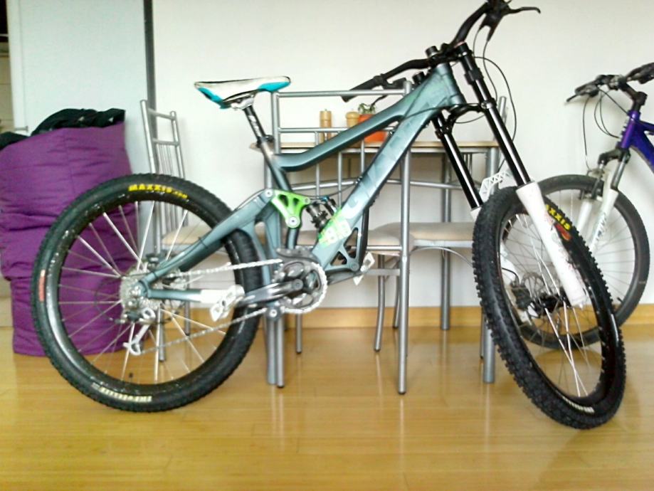 giant glory downhill bike