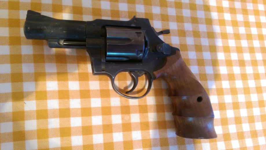 P: Revolver Luger 38 special