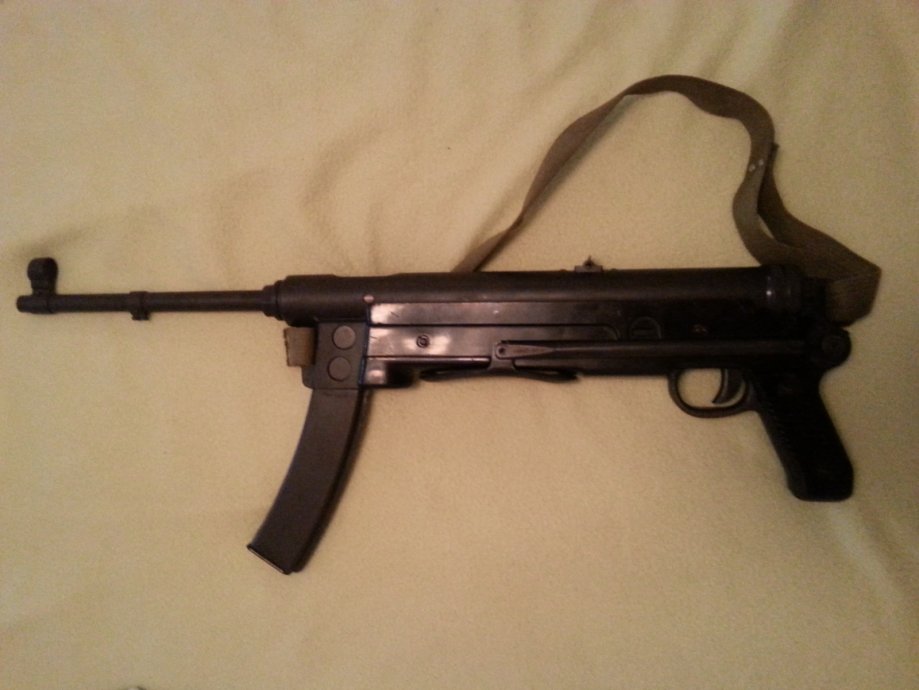 Strojnica - Crvena zastava M56 kalibra 7,62 x 25 cal