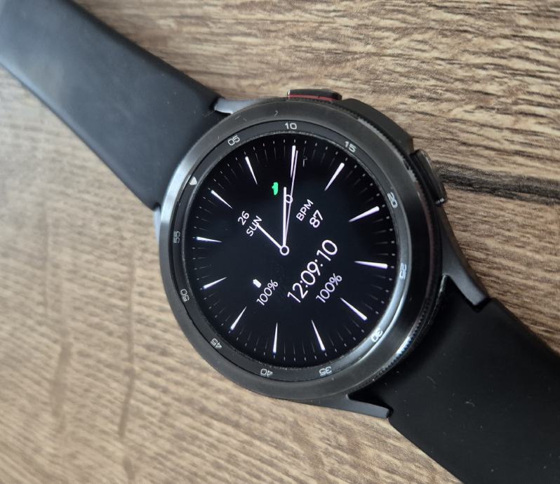 Samsung Galaxy Watch 4 Classic (46 mm) + 5 remena