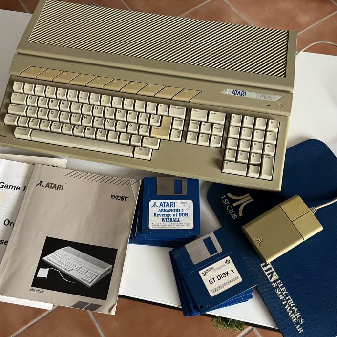 Atari 1040 ST , ORIGINAL sa 10 igrica