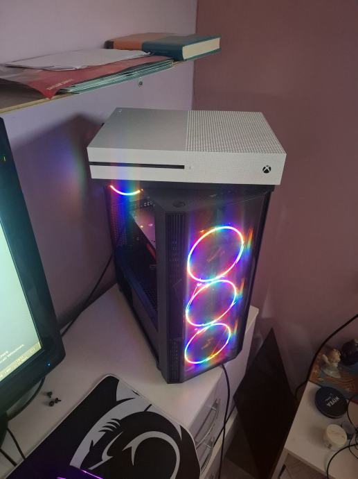 Gaming pc sa konzolom