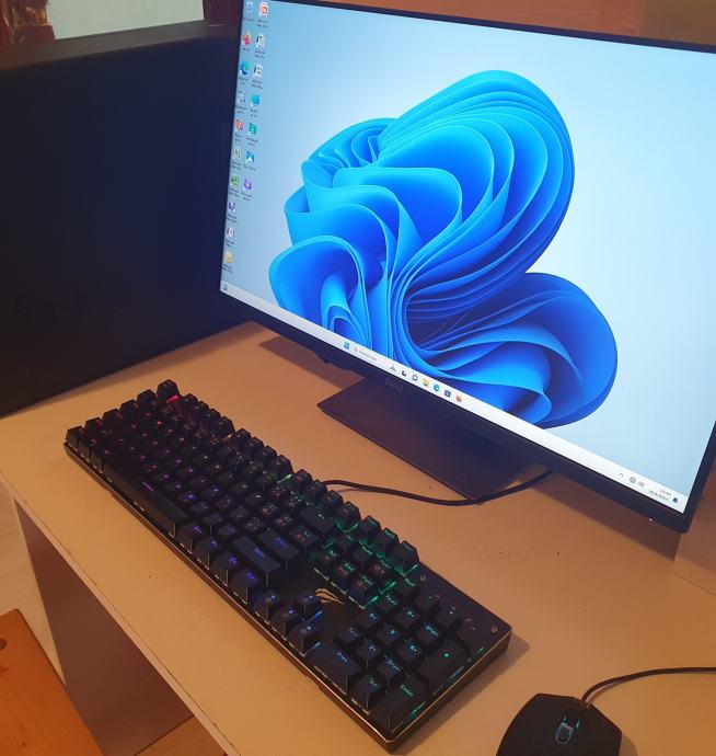 PC Računalo Windows 11 sa Led Dell monitorom noviji mis tipkovnica