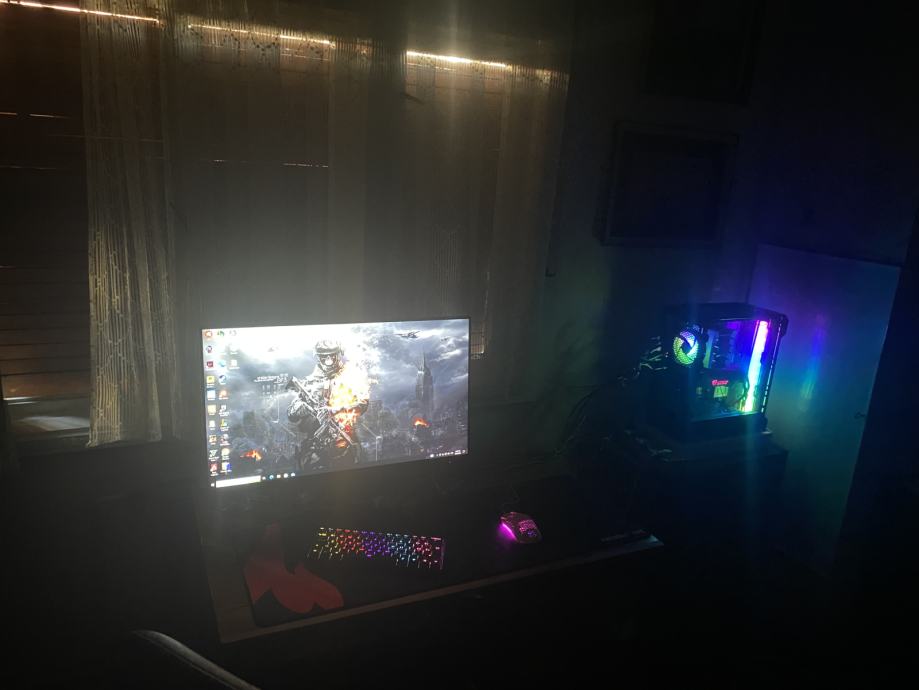 Prodajem Gaming računalo + monitor 144 Hz+ mis+tipkovnica+podloga