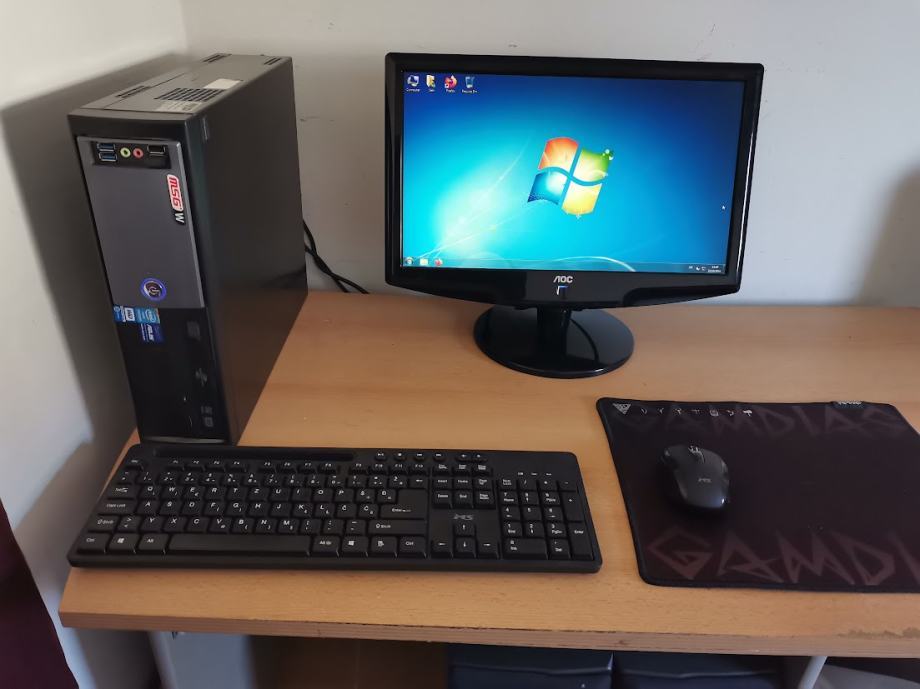 Q8200, 4GB DDR3 Ram, HDD 500Gb, Monitor, Bežični Miš i Tipkovnica..