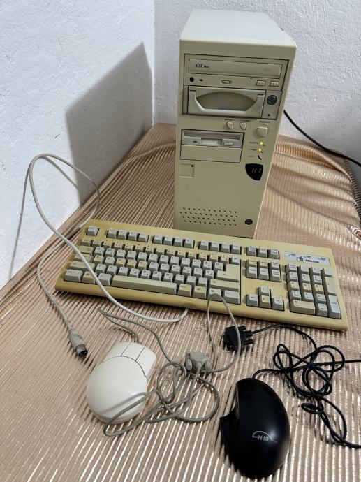 Retro pc,pali se i radi ima tipkovnicu koja radi i 2 misa