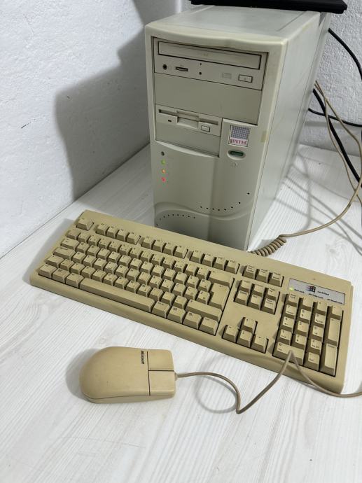 Retro pc sa tipkovnicom i misem,Windowsi 98,sve radi,odlicno stanje !