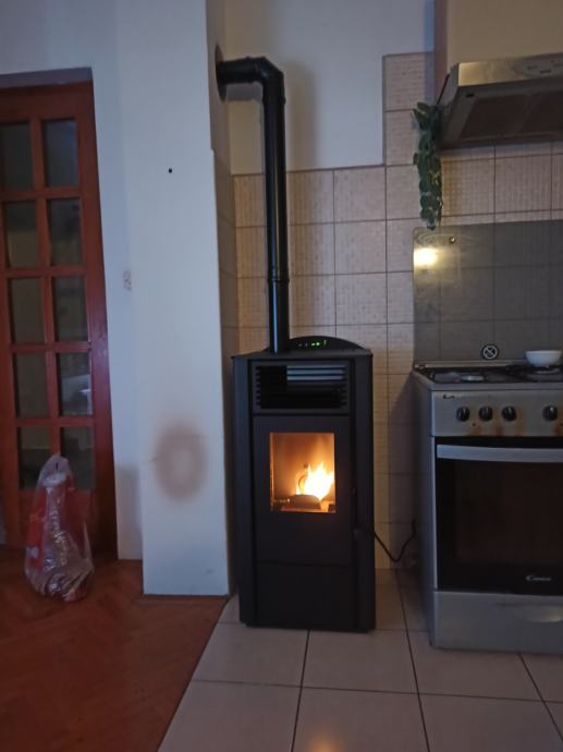 TERMA KAMIN NA PELET LORY 8/9,5 KW CRNI S DALJINSKIM