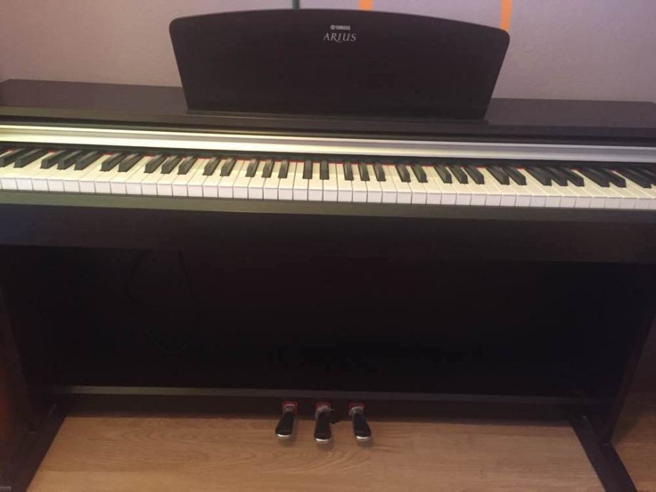 Yamaha Arius piano