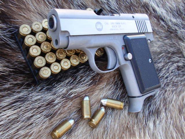 PIŠTOLJ IAI .380 ACP  američka proizvodnja