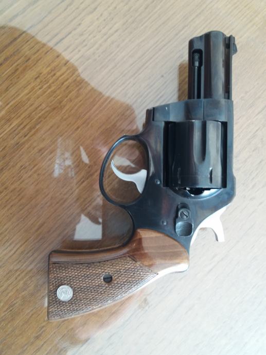 REVOLVER CZ 357 MAGNUM