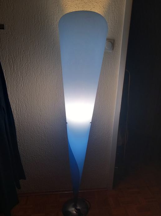 Plavu podnu lampu prodajem