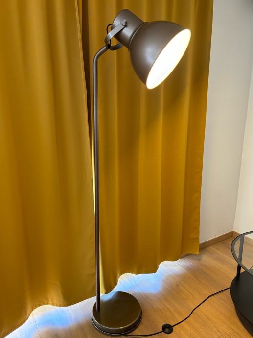 Siva podna lampa IKEA