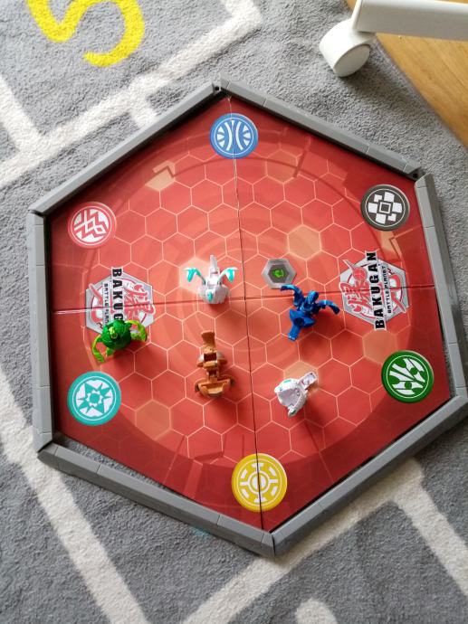 Bakugan ploča i bakugani