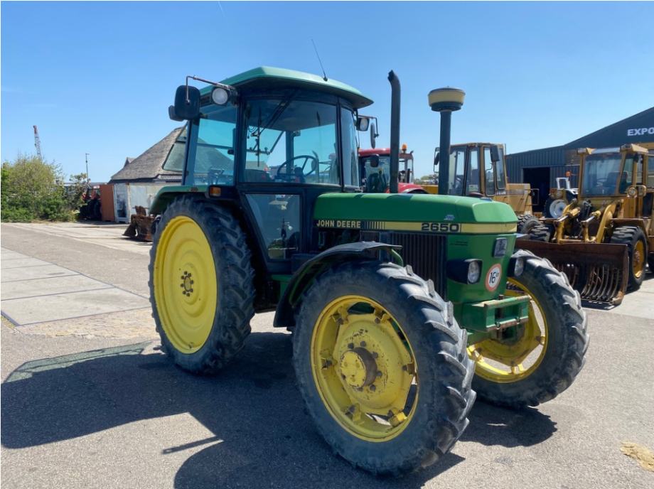 John Deere 2650