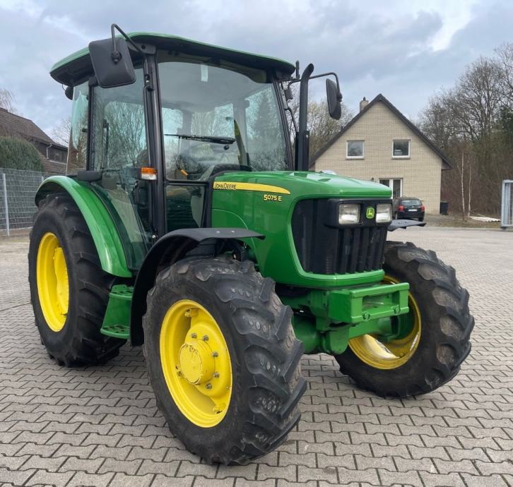 John Deere 5075E