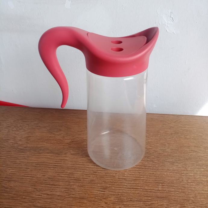 PLASTIČNI VRČ ZA VODU 1,5L