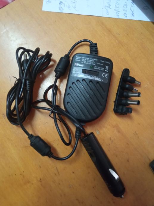 Punjač i adapter, univerzalni na auto upaljač 12v