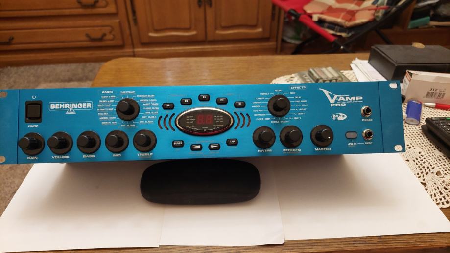 BEHRINGER V-AMP PRO