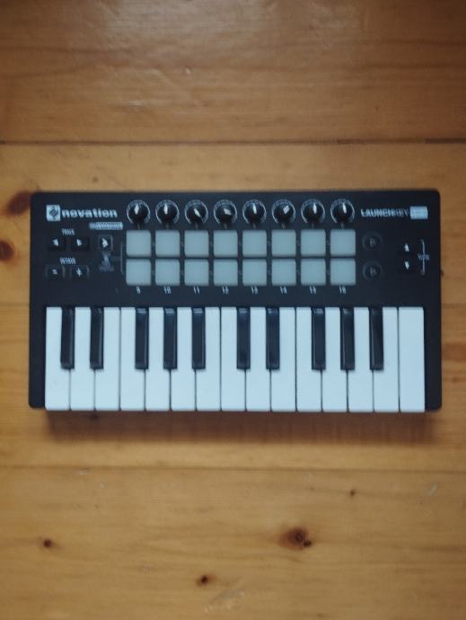 launchkey mini - midi keyboard