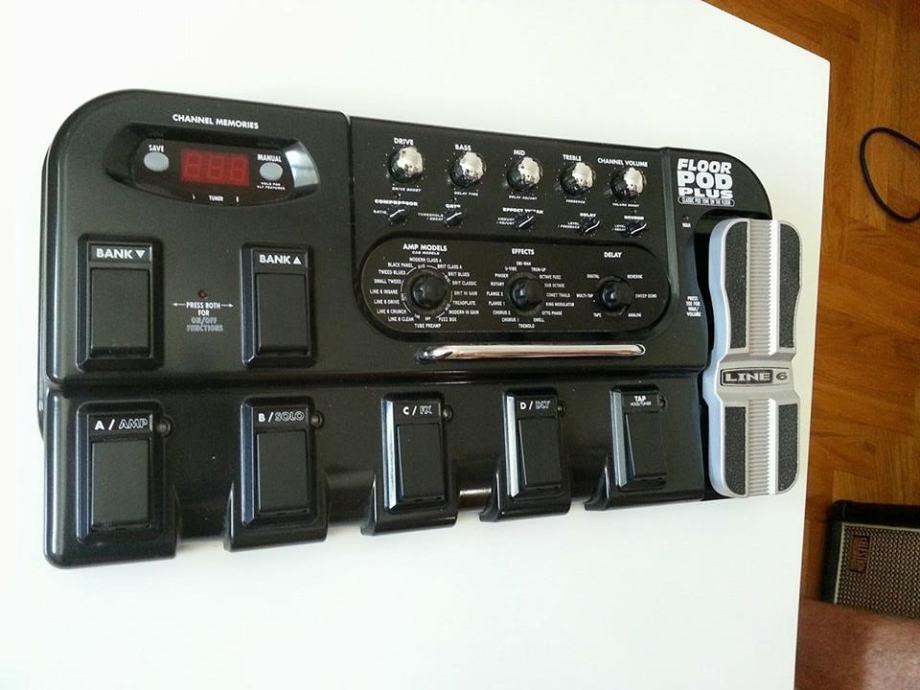 Line 6 Floor POD Plus multiefekt procesor