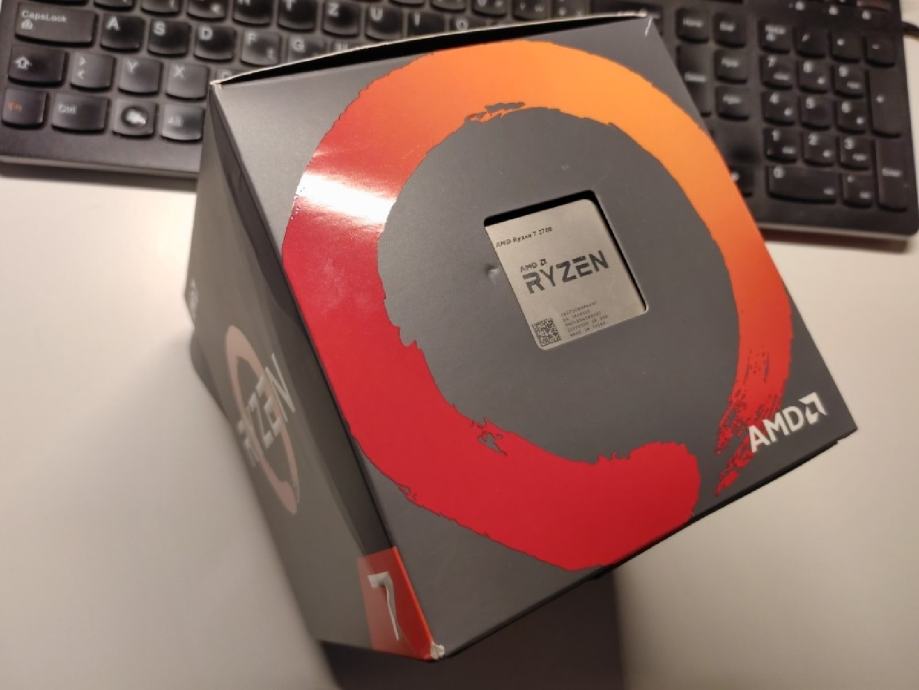 AMD Ryzen 7 2700 KAO NOVO stanje + originalni nekorišten heat sink fan