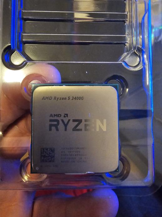 Procesor Ryzen 5 3400G sa originalnim hladnjakom