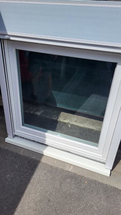 Prozor PVC sa roletnama i komarnikom