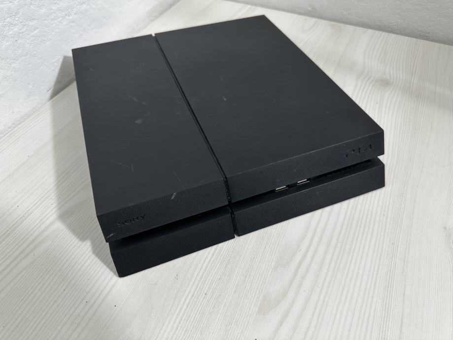 Playstation 4,kada se usteka u struju samo se cuje bip i to je to