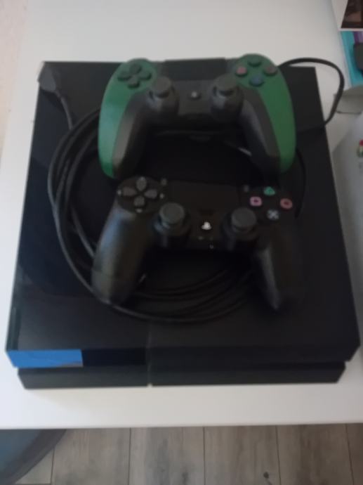 Playstation 4 konzola,dva kontrolera,tri igrice i slušalice