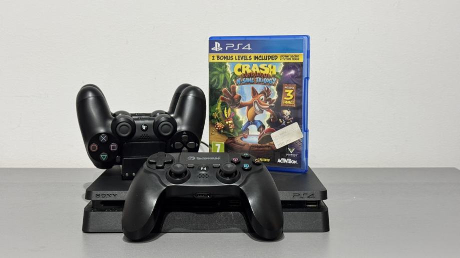 PlayStation 4 konzola s joystickom, punjačem i igrom Crash Bandicoot +