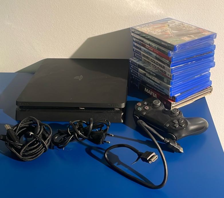 PlayStation 4 + 11 igara + 1 yojstick + punjač