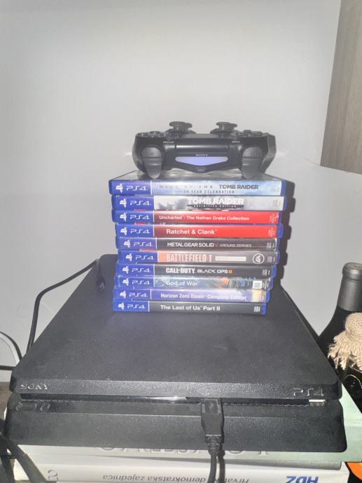 PlayStation 4 Slim + 10 igrica