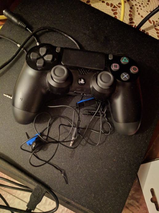 PLAYSTATION 4 STAR 20DANA + FIFA + JOYSTICK HITNO