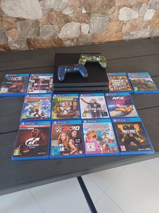 PlayStation4 konzola +12 igrica