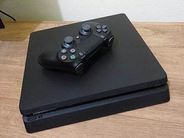 Prodajem PS4 sa puno igrica 1TB