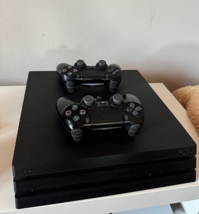 PS4 Playsaion 4 pro 1TB  2 Joysticka