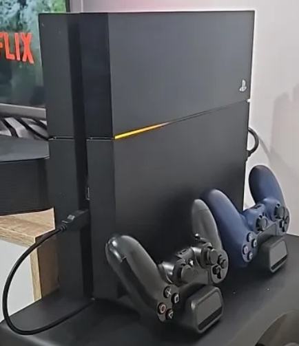 PS4 Pro 1TB, 2 kontrolera, stalak s ventilatorima, USB hub