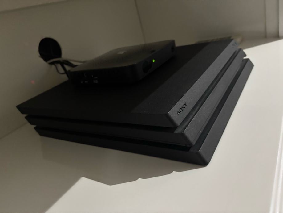 Ps4 pro (neispravan)