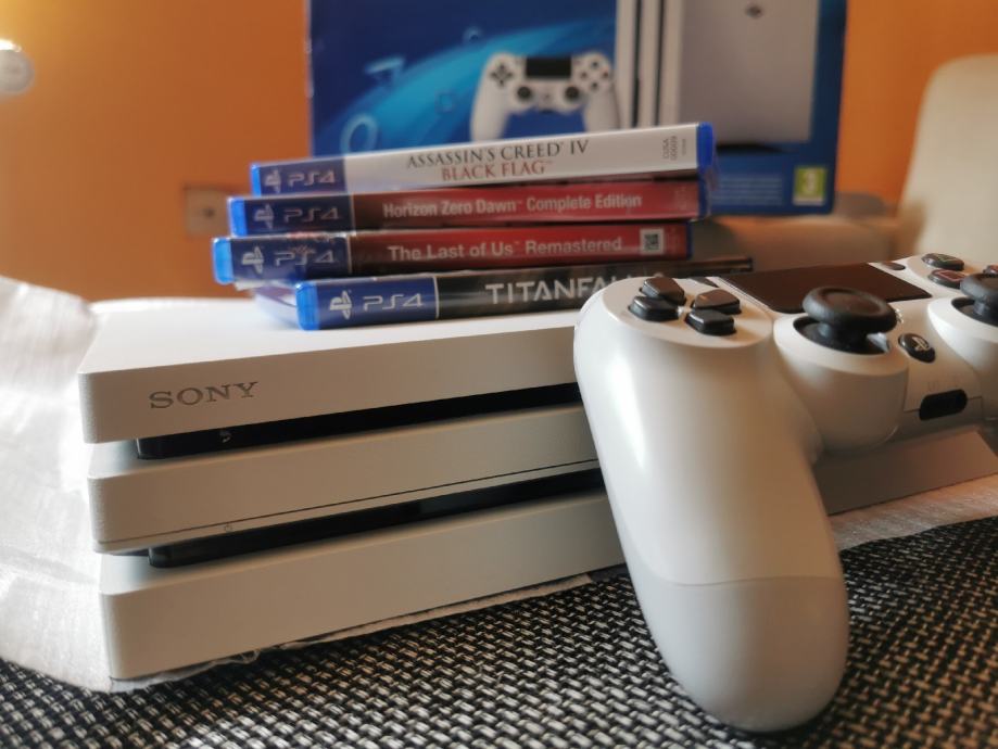 PS4 PRO White 1TB 4K + 16 Igara/ Kutija