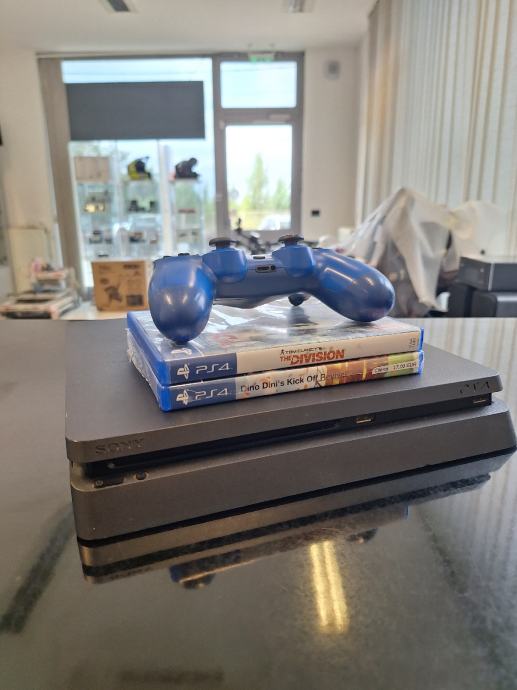 PS4 Slim 500GB + 2 Igrice + Gaming slušalice, R1 račun!