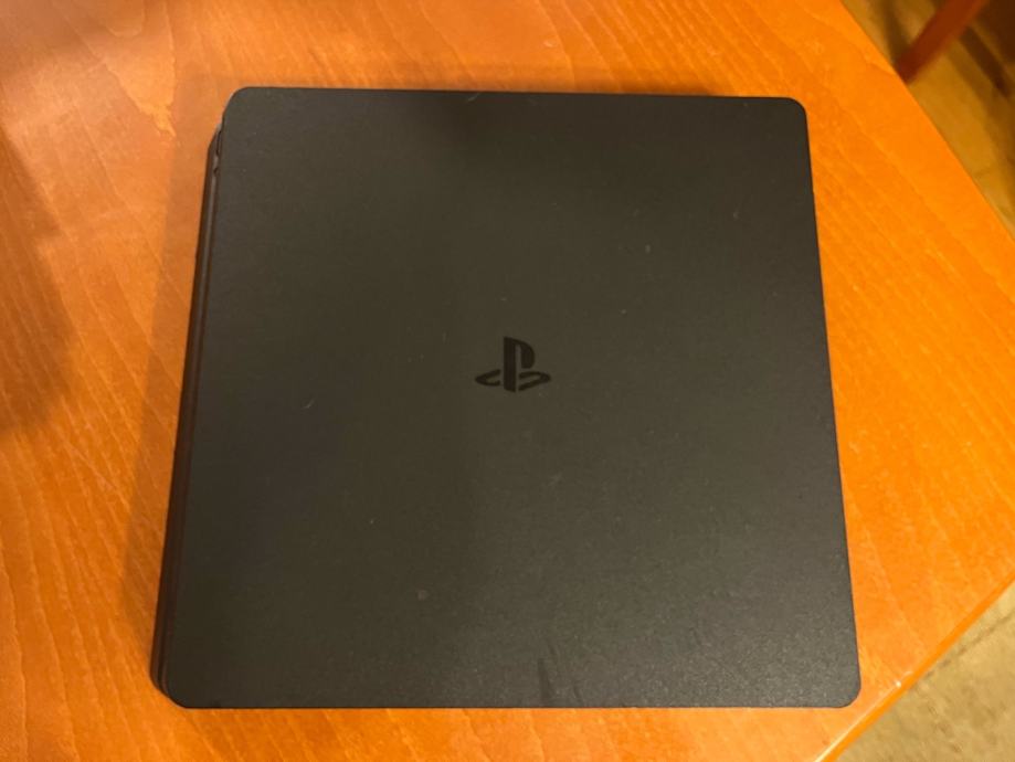 SONY PLAYSTATION 4 + 7 IGRICA