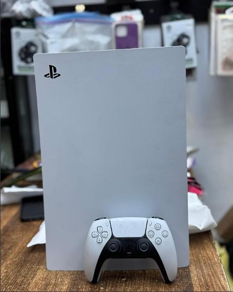 Playstation 5 konzola sa 6 igrica