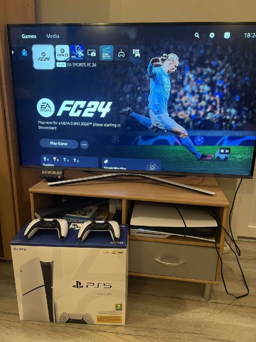 Playstation 5 Slim Disk verzija 1 tb + 2 kontrolera + FC 24