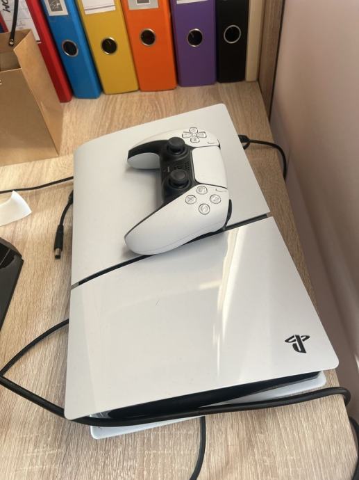 PS 5 PlayStation Slim korištena nekoliko puta.