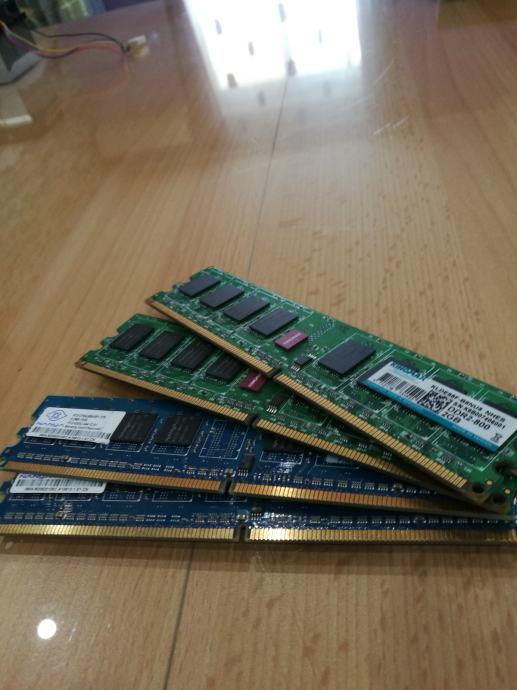 1x DDR2 800 2GB / 2x DDR2 512MB