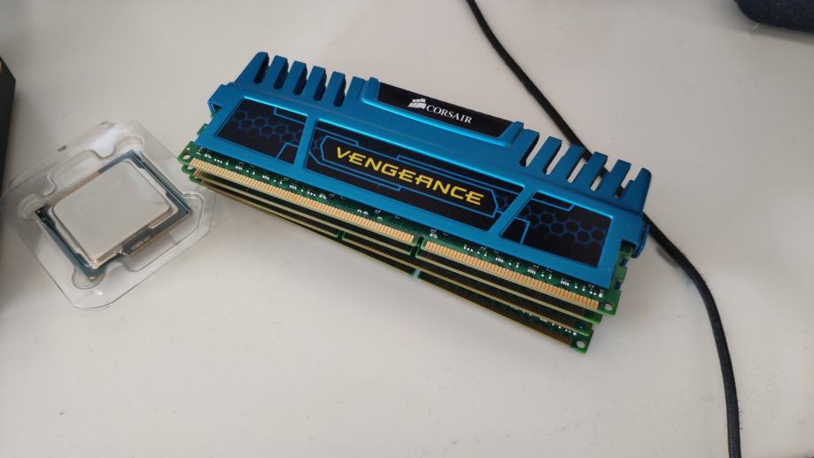 RAM - 2x4 GB Corsair Vengeance Blue - 8 GB DDR3 SDRAM, stanje 10/10