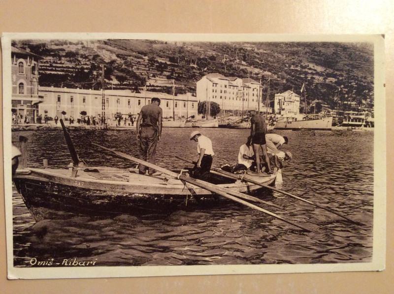 OMIŠ STARA RAZGLEDNICA  RIBARI LEUT 1934.