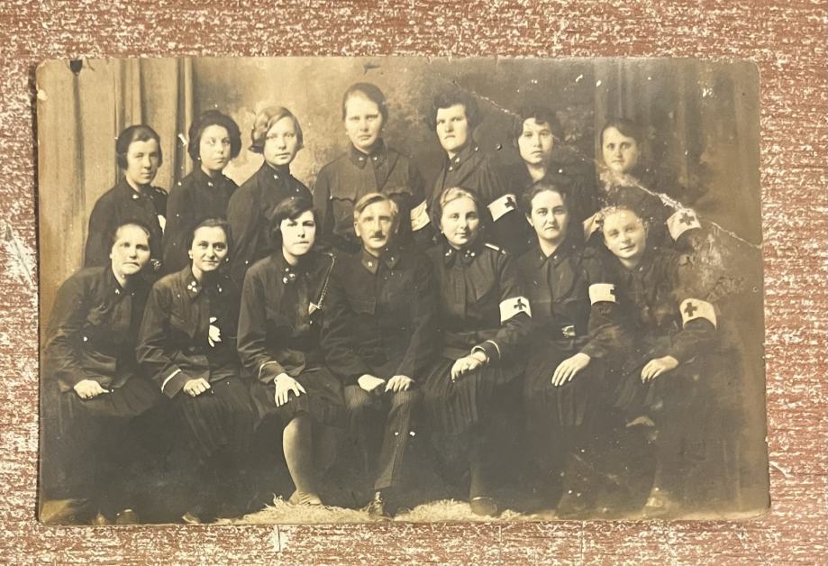 STARA FOTOGRAFIJA, ĐAKOVO - PRIPADNICI CRVENOG KRIŽA 1932.