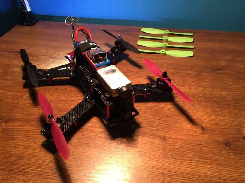 Nighthawk Pro 280 racing FPV drone + 4 LiPo baterije